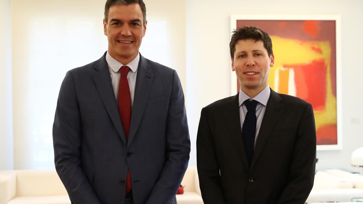 El presidente del Gobierno, Pedro Sánchez, junto al cofundador de OpenAI, Sam Altman, en un encuentro ayer en La Moncloa