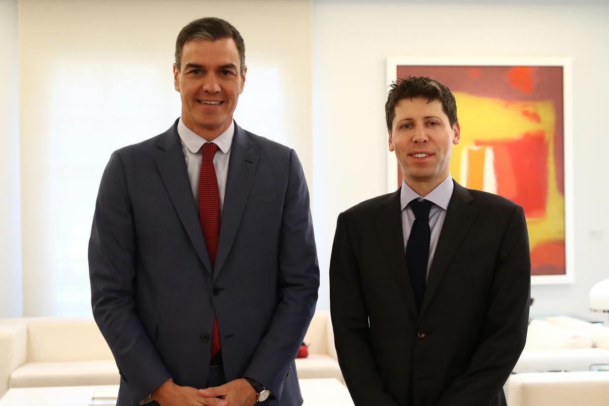 El presidente del Gobierno, Pedro Sánchez, junto al cofundador de OpenAI, Sam Altman, en un encuentro entre ambos en La Moncloa.