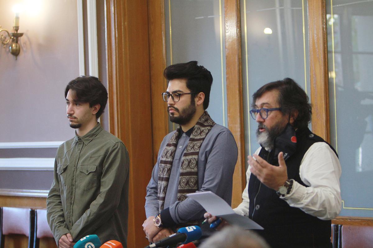 El periodista afgano, entre Felipe González, que ha hecho de traductor, y el decano de los profesionales en Galicia, Paco Sarria. // IÑAKI OSORIO