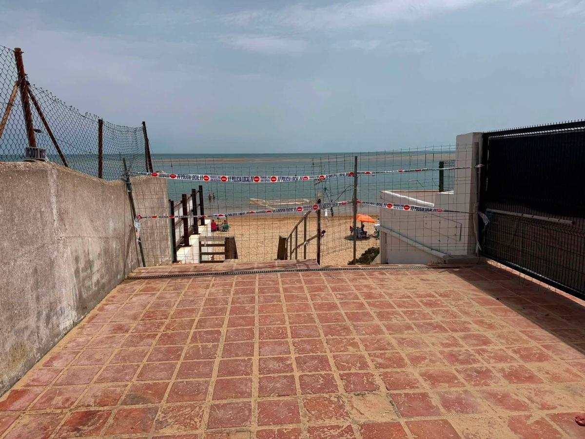 El cartel que informaba de la prohibición del acceso a la playa ha sido quitado.