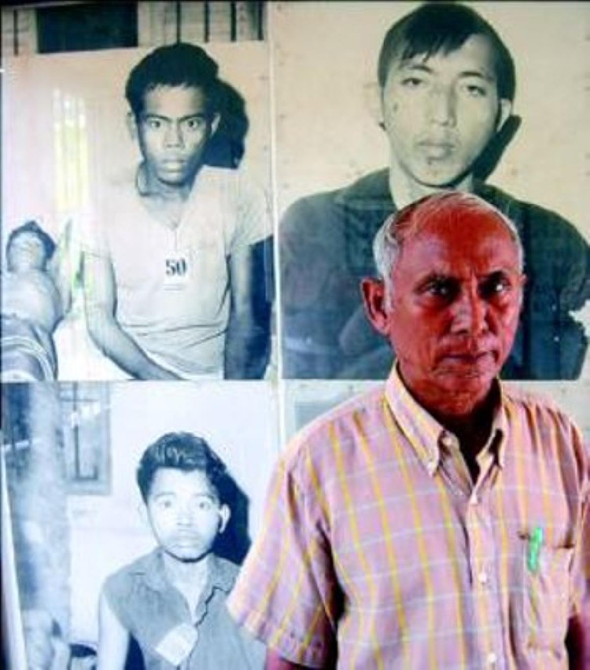  El supervivent. Chom Mey, al costat de fotos de les víctimes del genocidi cambodjà.