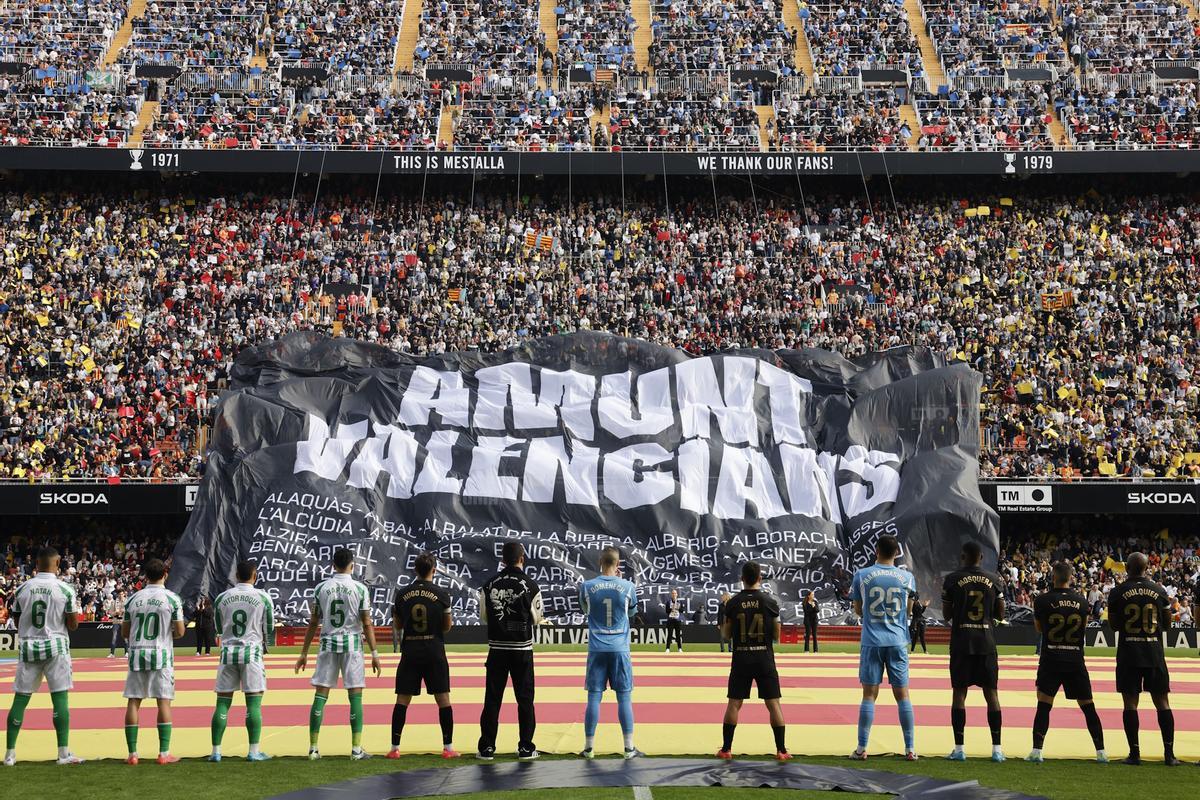 Homenaje en Mestalla a las víctimas de la DANA antes del Valencia-Betis, en imágenes Homenaje en Mestalla a las víctimas de la DANA antes del Valencia-Betis, en imágenes