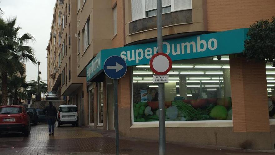 Entrada del supermercado de Cieza que ha sufrido el atraco.