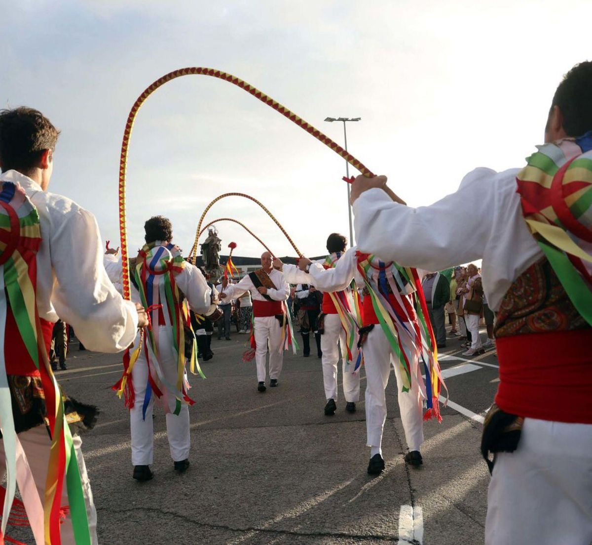 Los Danzantes de
Cobas, durante su
baile.
| Noé Parga