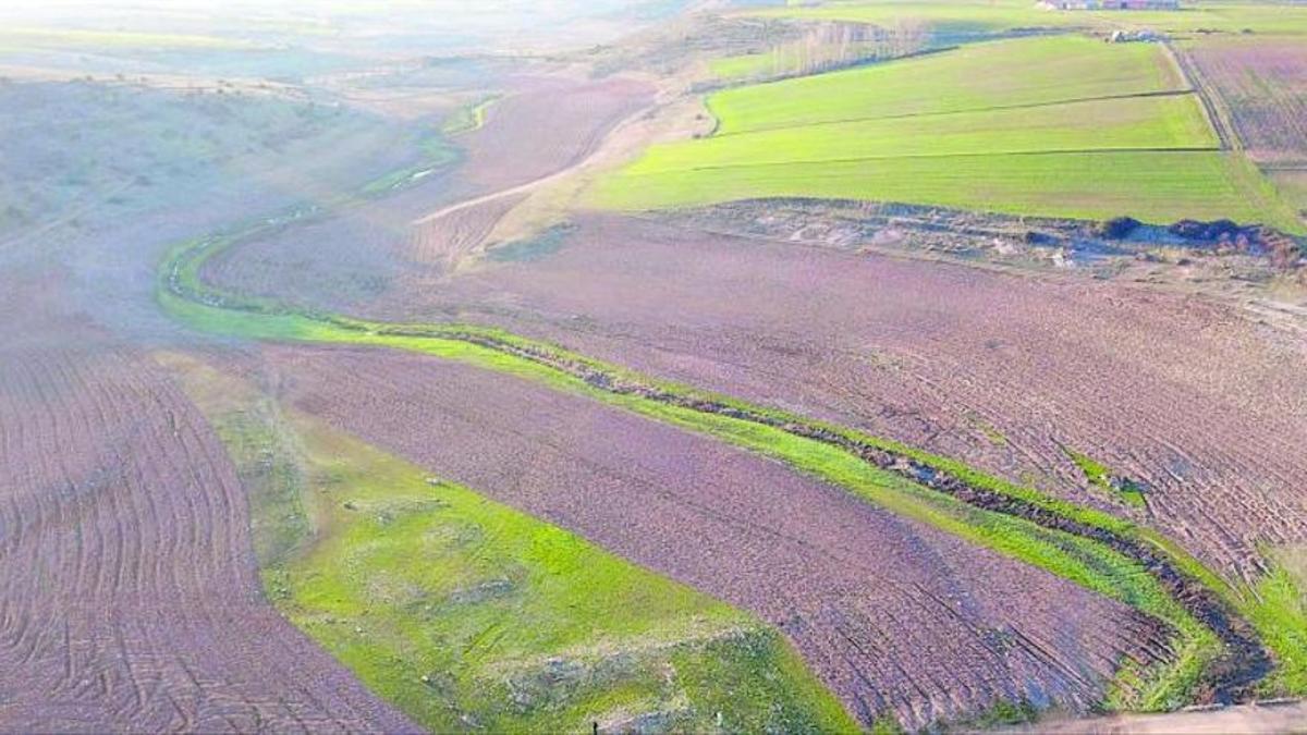 Zona del embalse roturada por un agricultor, desde Andavías hasta el puente que une Palacios con Valdeperdices. | E. F.