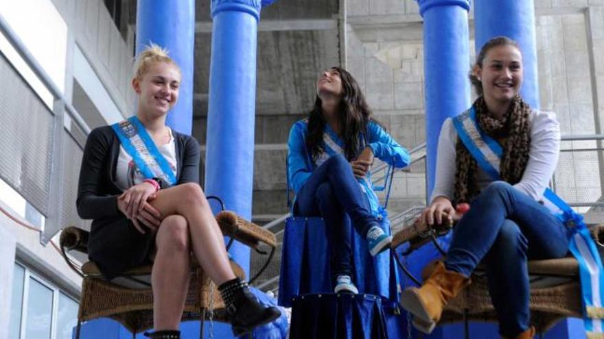 La reina de Asturias, en el centro de su carroza, acompañada de sus damas. A la derecha, la de Perú con las suyas, ayer, durante la presentación del desfile.