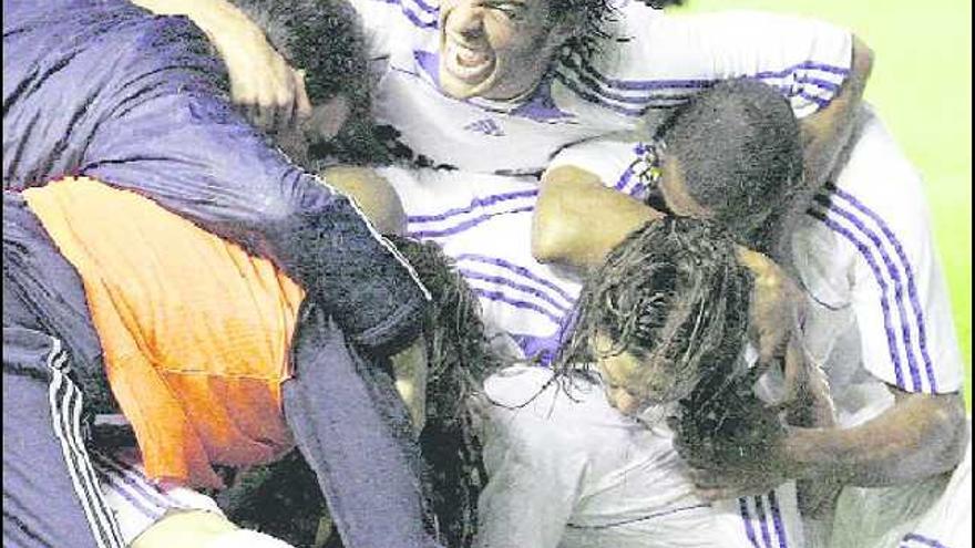 Los jugadores del Real Madrid hacen una piña celebrando el segundo gol ante Osasuna, con el que se proclamaron campeones de Liga.