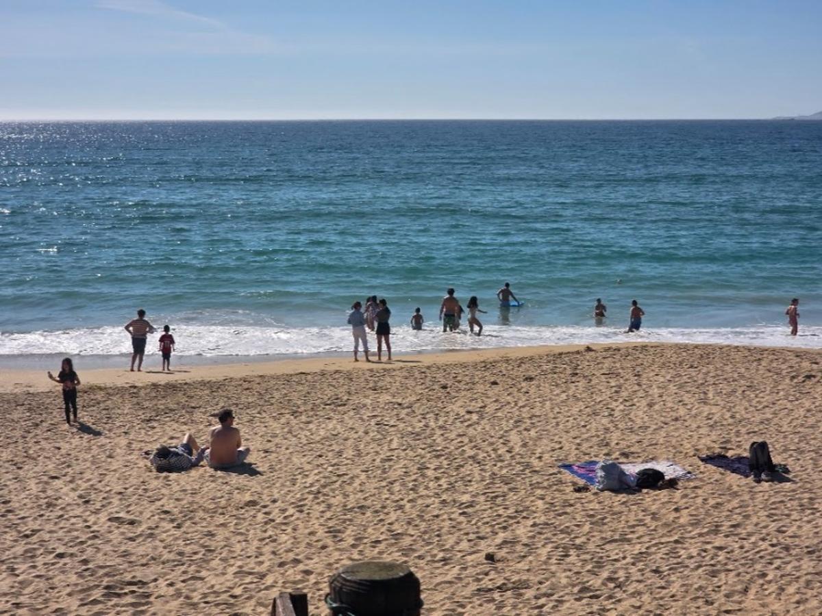 Las playas lucen una imagen veraniega en Viernes Santo. Las playas lucen una imagen veraniega en Viernes Santo.