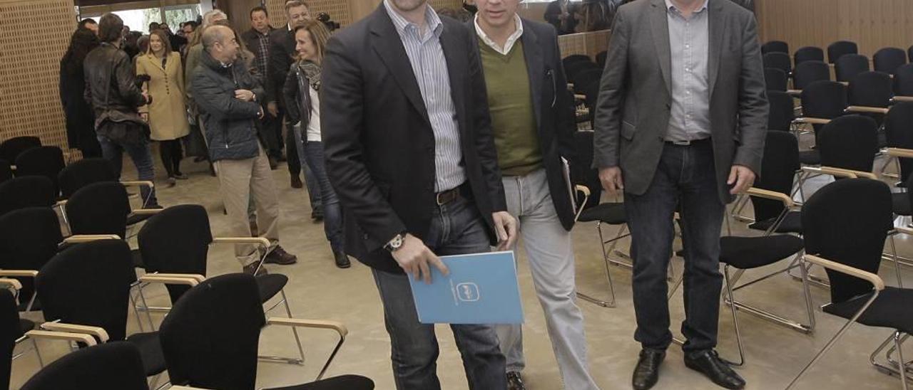 Bauzá, junto a Carlos Floriano y el secretario general Miquel Vidal, en una reunión del partido celebrada en Palma.