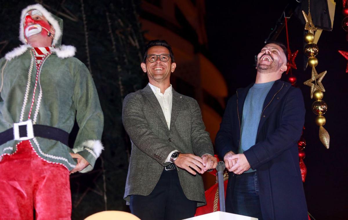 El alcalde Rafael Triguero y el concejal de Fiestas, Francisco Torres, en el encendido de luces de 2023. | TONI ESCOBAR