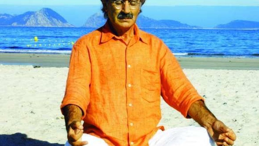 El profesor Madhana, durante un e ejercicio en Patos, Nigrán.