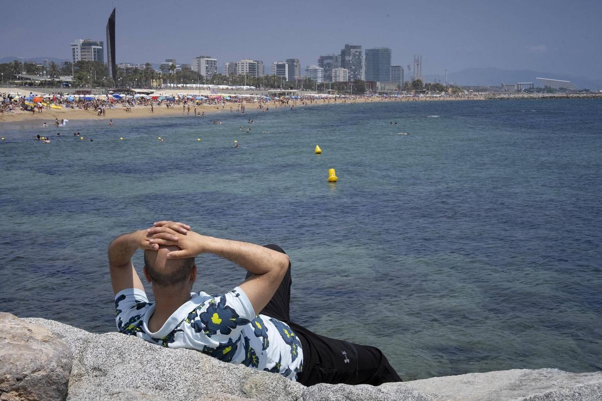Barcelona 09/06/2025 Día festivo y de calor en Barcelona Playas de Barcelona En la foto, playa de Bogatell desde el espigó del Bogatell Fotografía de Ferran Nadeu