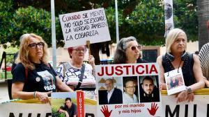 Víctimas de la dana a las puertas del juzgado de Catarroja