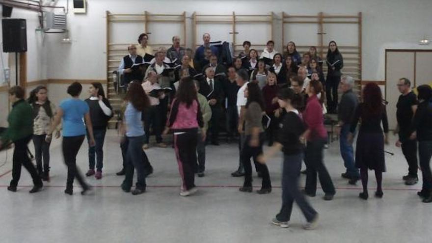 Integrantes de Bajo Duero danzan al son que marcan los miembros de Alollano durante un ensayo.