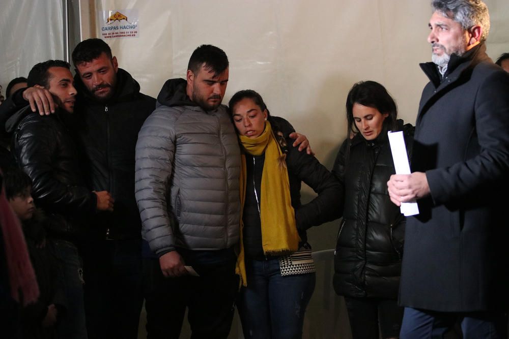 Los vecinos del pueblo dan su ánimo y apoyo a la familia del pequeño Julen, en las últimas y decisivas horas de su rescate. Unas 200 personas han cantado y rezado por el pequeño y por los mineros