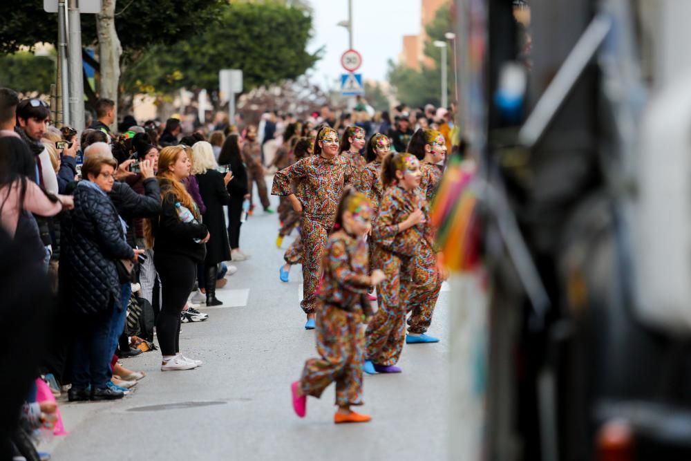 Cerca de ochocientas personas, repartidas en 16 comparsas y grupos, participaron ayer en la rúa de Santa Eulària