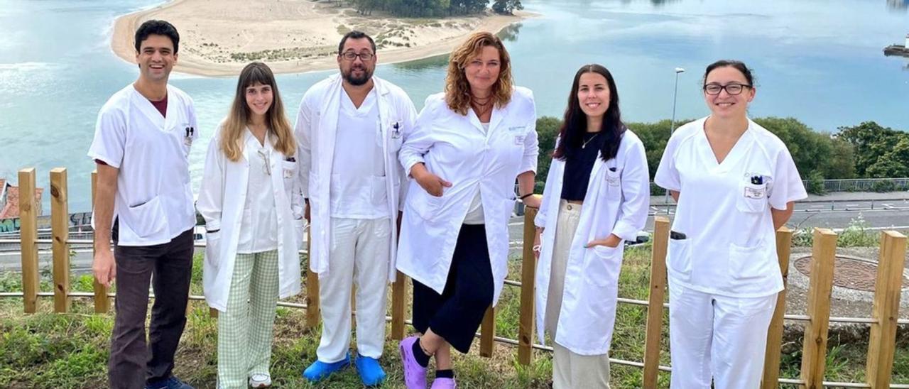 Parte del equipo de microbiólogos del Inibic implicados en CovidBens. En el centro, la doctora Margarita Poza, flanqueada por el doctor Juan Vallejo y Noelia Trigo.  | //  CEDIDA