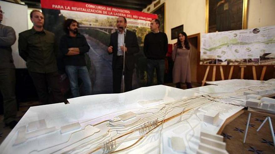 Los arquitectos del estudio Aranea, junto con el alcalde y el edil de Contratación, presentaron ayer maquetas y bocetos de la regeneración de la ladera