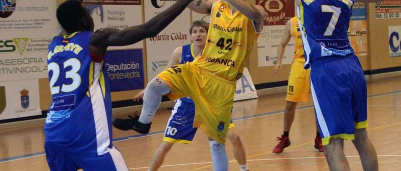 Sergi Quintela, en un lance de un partido disputado en el pabellón de O Pombal esta temporada. // N.P.