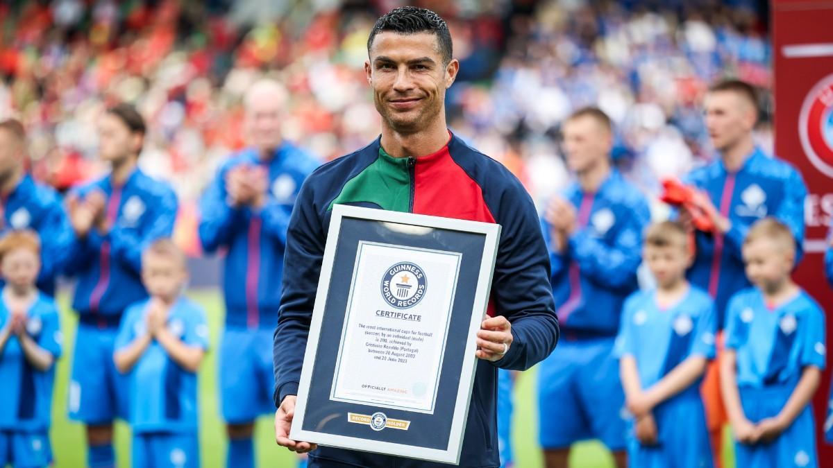 Cristiano Ronaldo fue galardonado por sus 200 partidos con la selección de Portugal