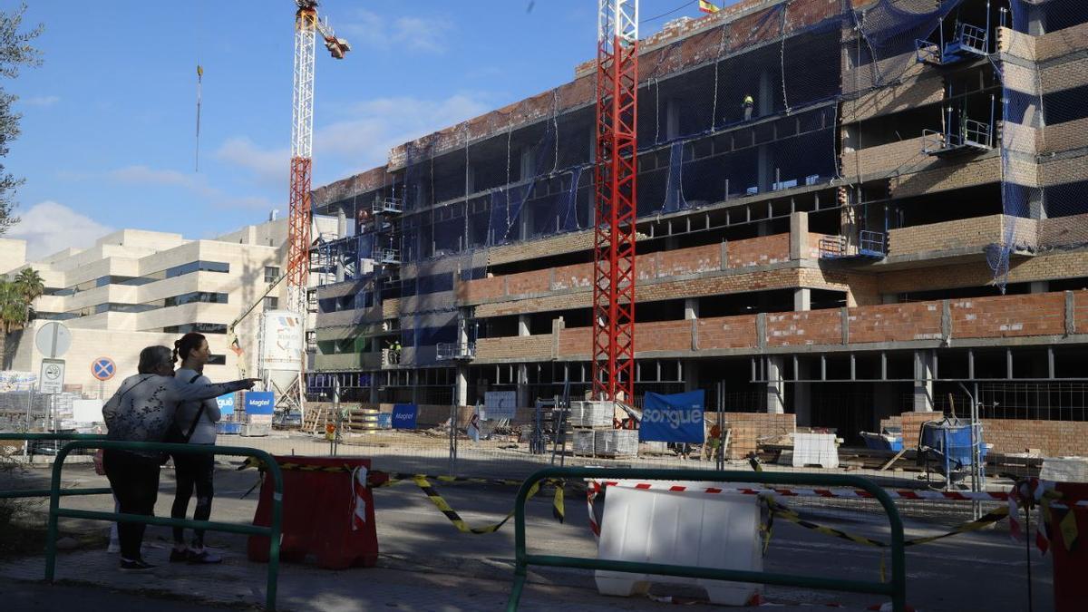 Obras en el edificio de consultas externas del Materno-Infantil, que empezará a prestar servicio en 2026.