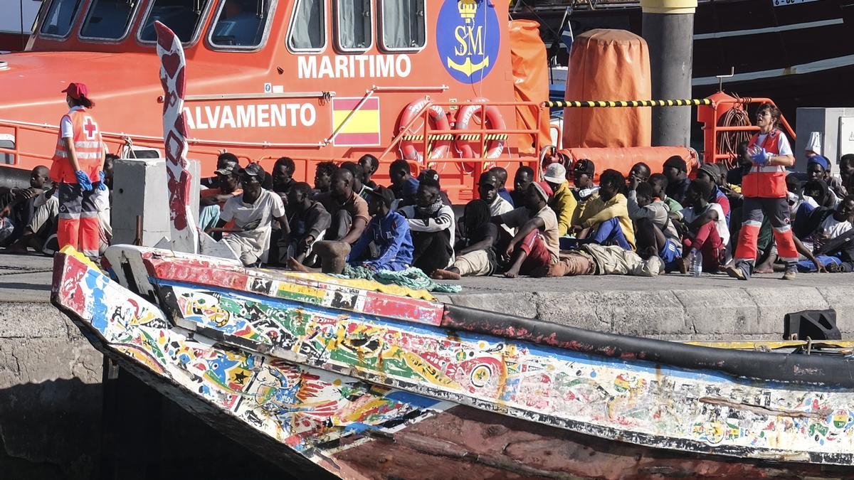Salvamento Marítimo traslada a Los Cristianos a los ocupantes de un cayuco.