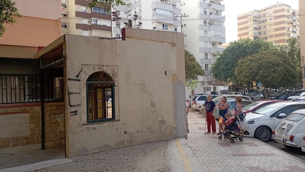 Un grupo de vecinos, delante de lo que consideran un foco de insalubridad: el 'portal de Belén' de Virgen de Belén.