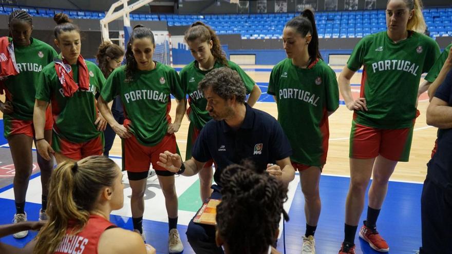 Ricardo Vasconcelos, con el equipo luso. | FPB