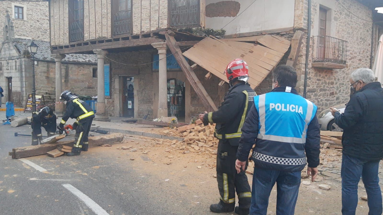 GALERÍA | Las imágenes del accidente contra una casa en Puebla de Sanabria