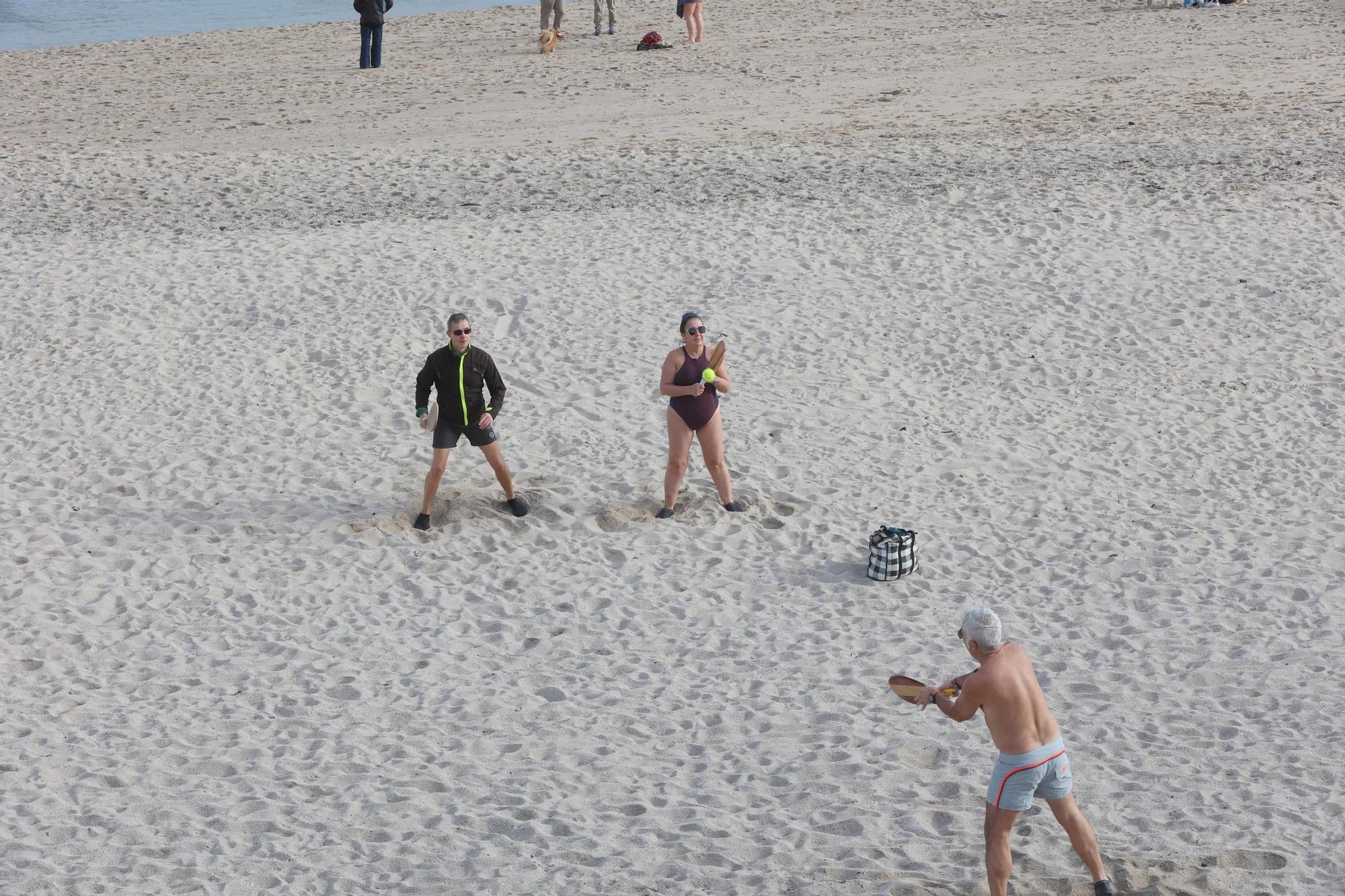2025 arranca en A Coruña con los primeros baños en la playa de Riazor