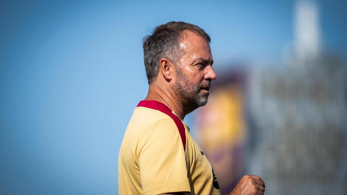 Hansi Flick, en el entrenamiento del Barça de este sábado 20 de julio en la ciudad deportiva de Sant Joan Despí.
