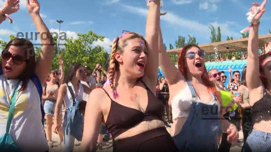 Un festival homenaje al reggaeton en Madrid atrae a 25.000 personas