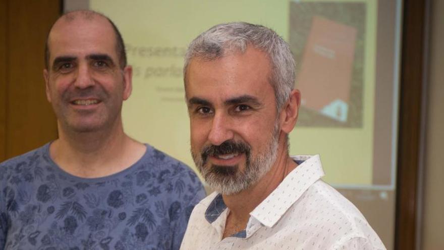 Vicent Beltran i Carles Segura-Llopes durant la presentació del llibre &#039;Els parlars valencians&#039; a la UA, el 2017.