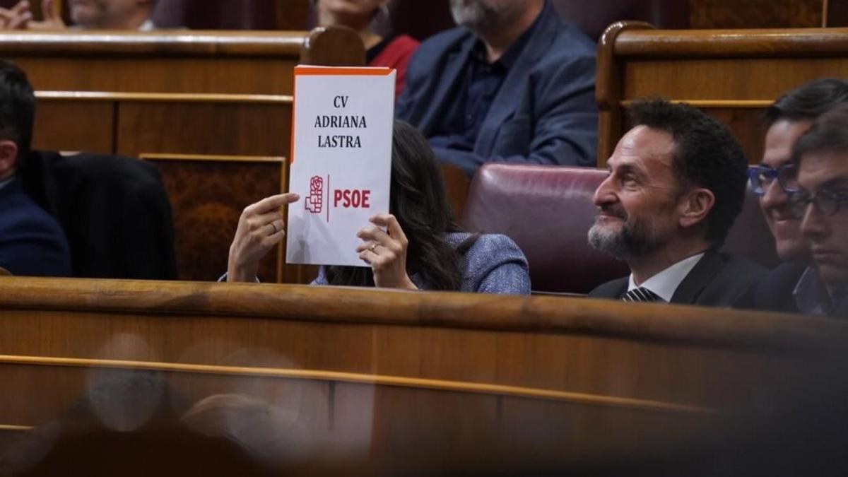 Inés Arrimadas enseña una carpeta con el nombre de Adriana Lastra, del PSOE