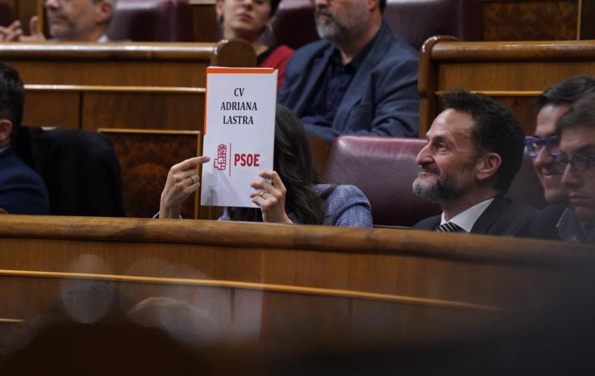 Inés Arrimadas enseña una carpeta con el nombre de Adriana Lastra, del PSOE.