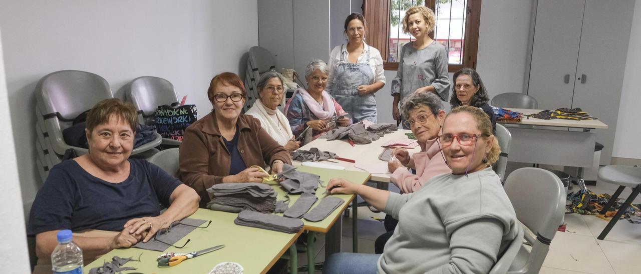 Nueve de las mujeres implicadas en el proyecto cosen y preparan las compresas
