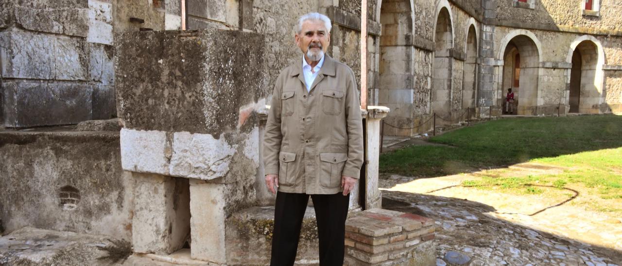 Carlos Díaz Capmany en el pati d’armes del castell de Sant Ferran.