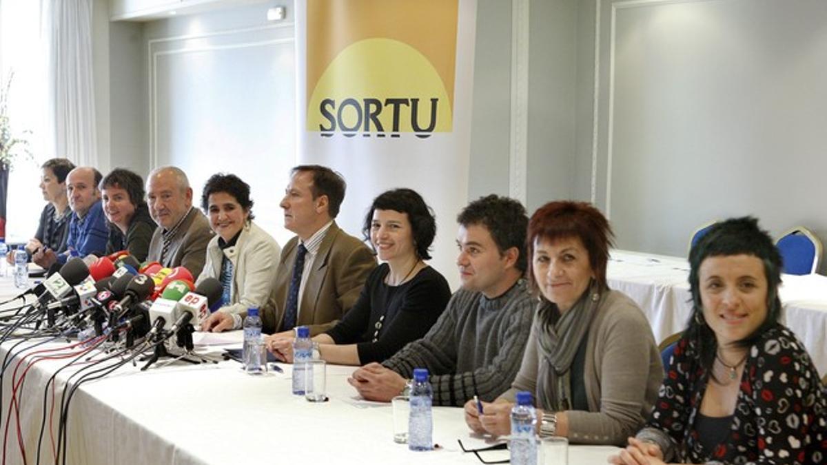 Los promotores del nuevo partido de la izquierda aberzale, Sortu, durante la rueda de prensa de presentación, este martes en Bilbao.