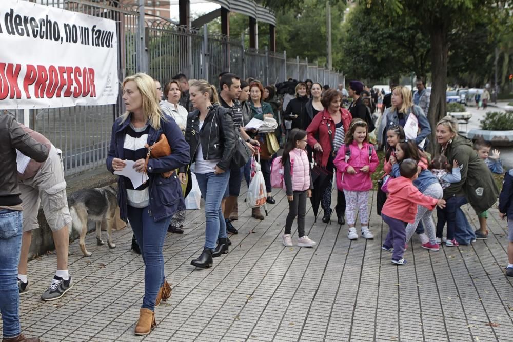 Inicio del curso con protesta de familias en el colegio Evaristo Valle del Polígono de Pumarín (Gijón)