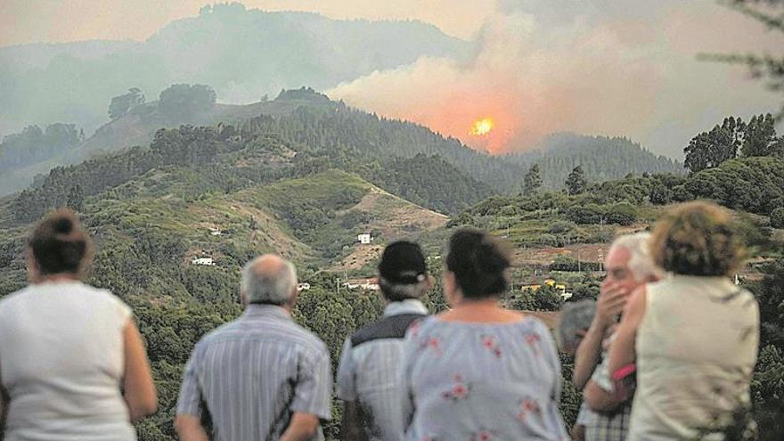 Un incendio sin control calcina el pulmón de la isla de Gran Canaria