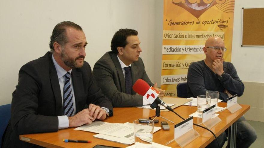 José Manuel Prada (izquierda), José Luis Castejón y Patricio Alonso (derecha) presentan el programa.