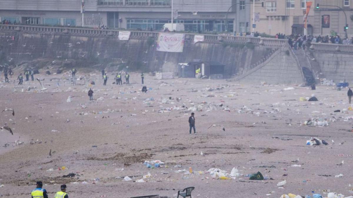 Basura acumulada en la playa tras la noche de San Juan.  | // M. MIRAMONTES