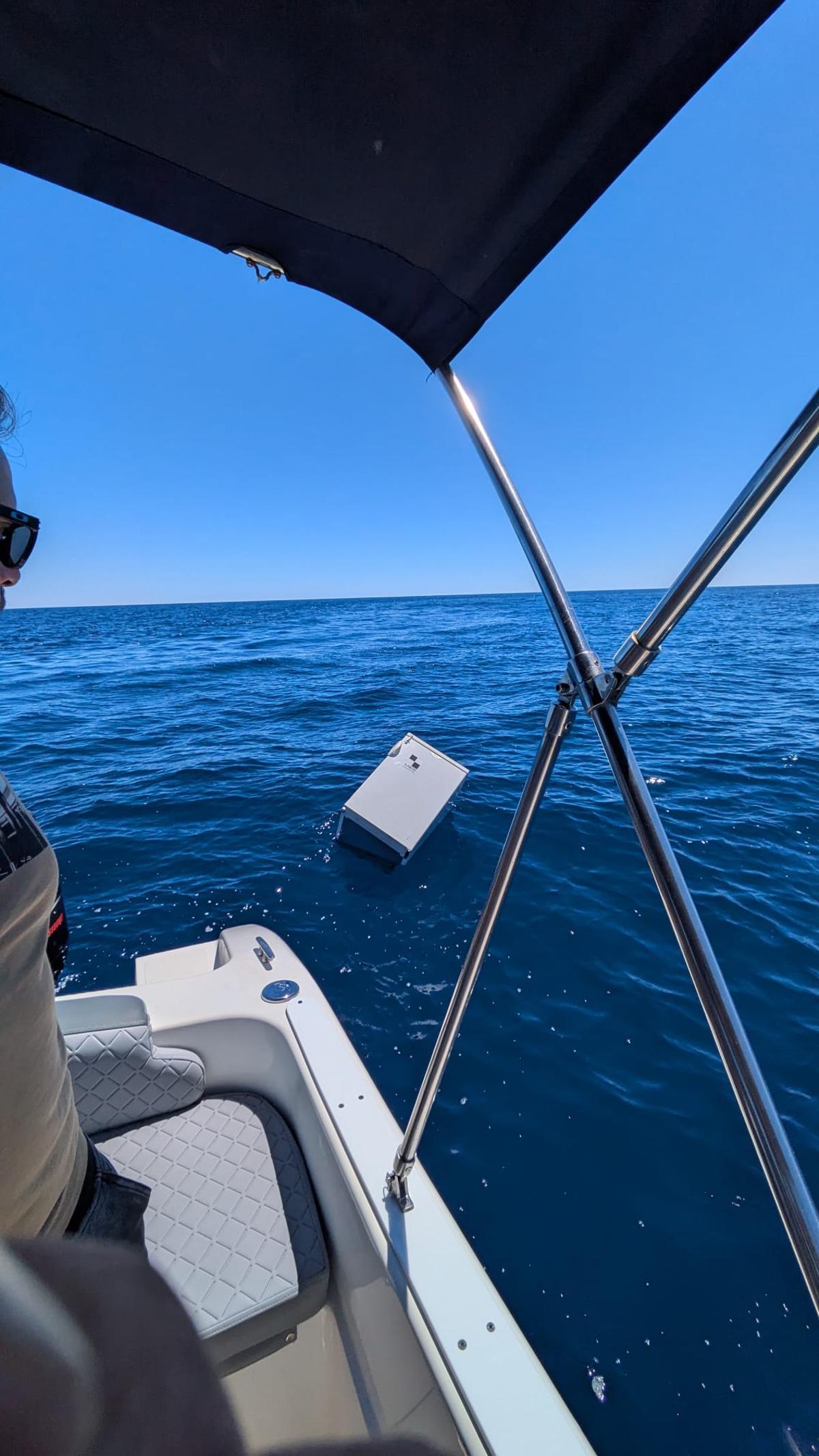 La nevera, parcialmente hundida y flotando a la deriva.