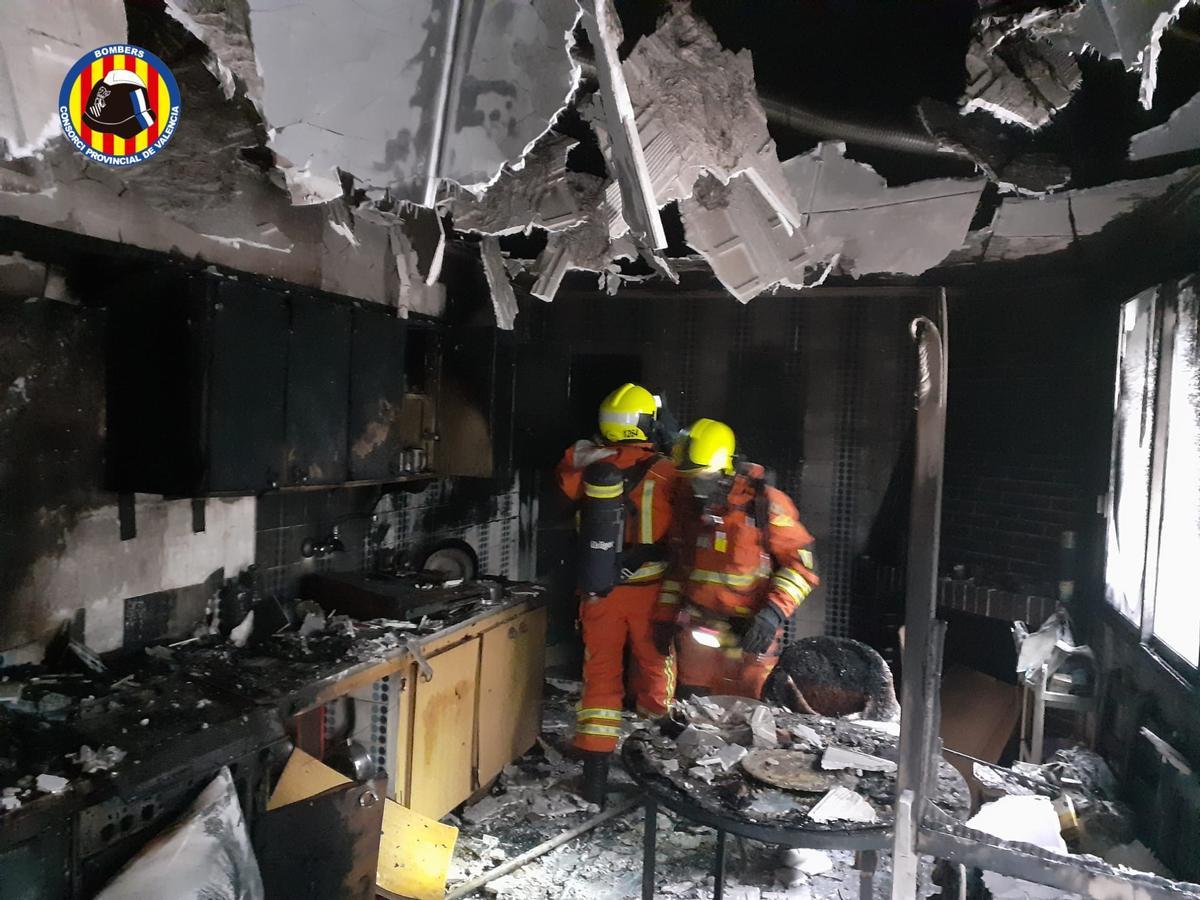 Una mujer de 84 años resulta herida leve en un incendio en Carcaixent