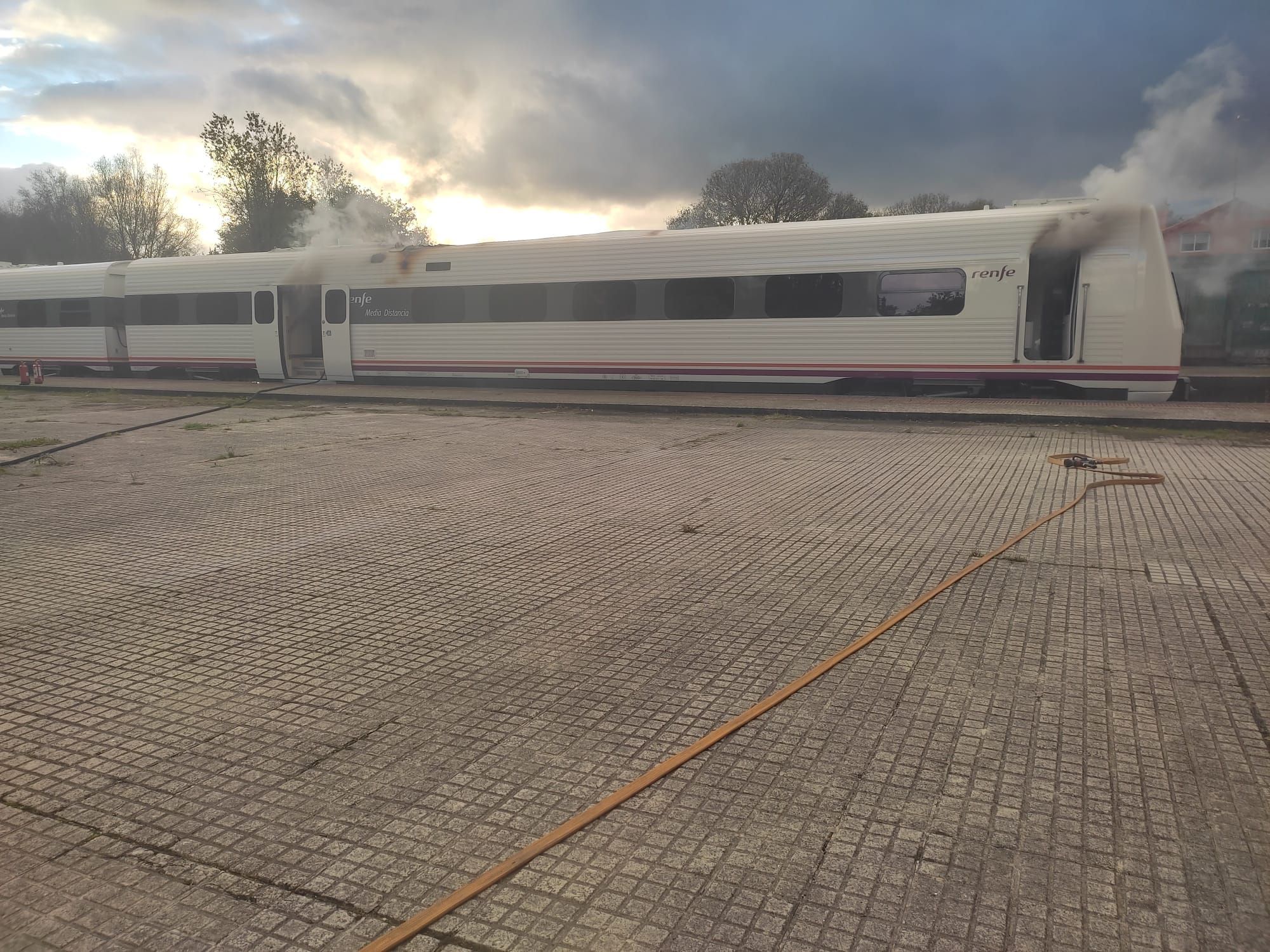 Incendio en el tren que cubre el trayecto Ourense-O Carballiño-Santiago de Compostela