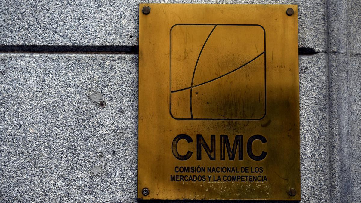 Placa de la CNMC en la sede del organismo.