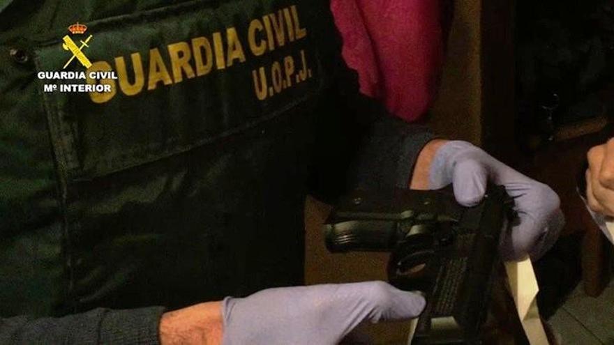 Cinco detenidos por matar a un hombre de un tiro y abandonarlo en una cuneta