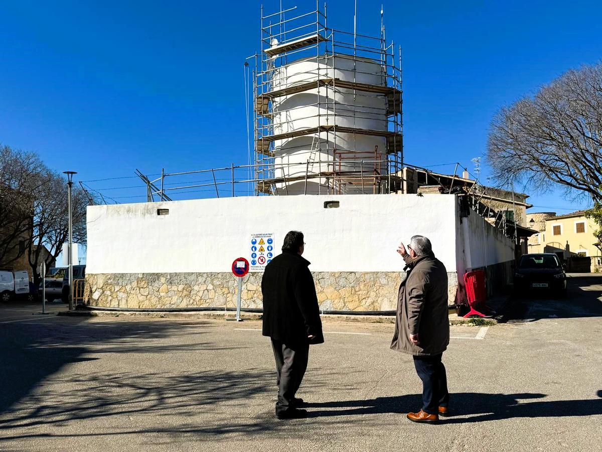 El alcalde Virgilio Moreno (derecha) y el teniente de alcalde Andreu Caballero visitan el depósito.