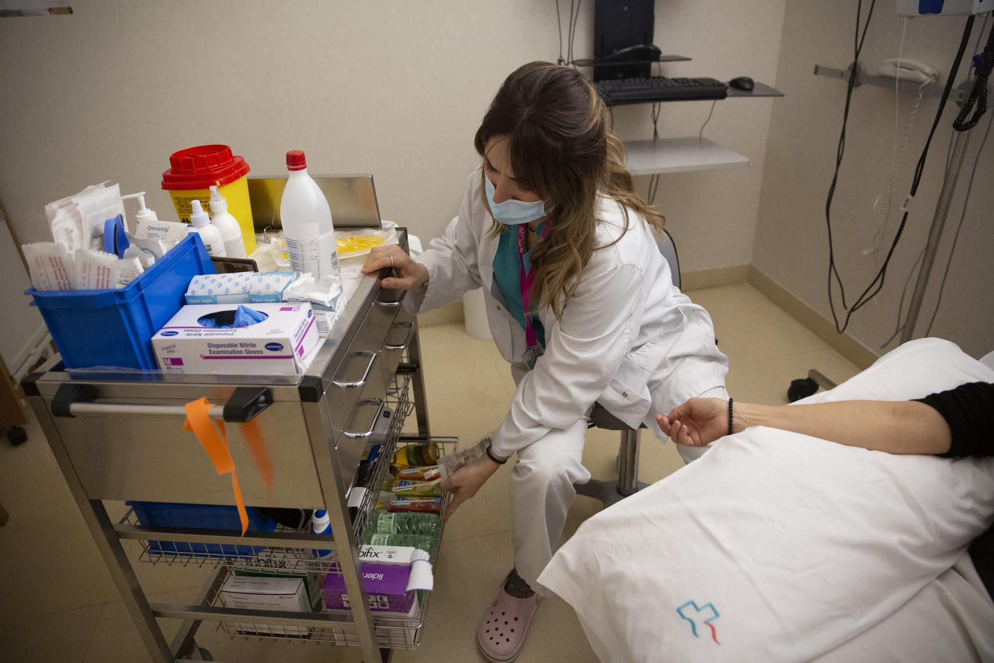 BARCELONA 16/02/2023 Sociedad Reportaje en el corazón de un ensayo clínico . Como viven médicos, enfermeras y tres pacientes que participan en ensayos clínicos sobre el cáncer de mama, desarrollados por el IBCC en Barcelona. En la foto Eleonora Rohner tiene un cáncer de mama Her-2 positivo y participa en un ensayo de un anticuerpo que incorpora quimioterapia dirigida FOTO ELISENDA PONS