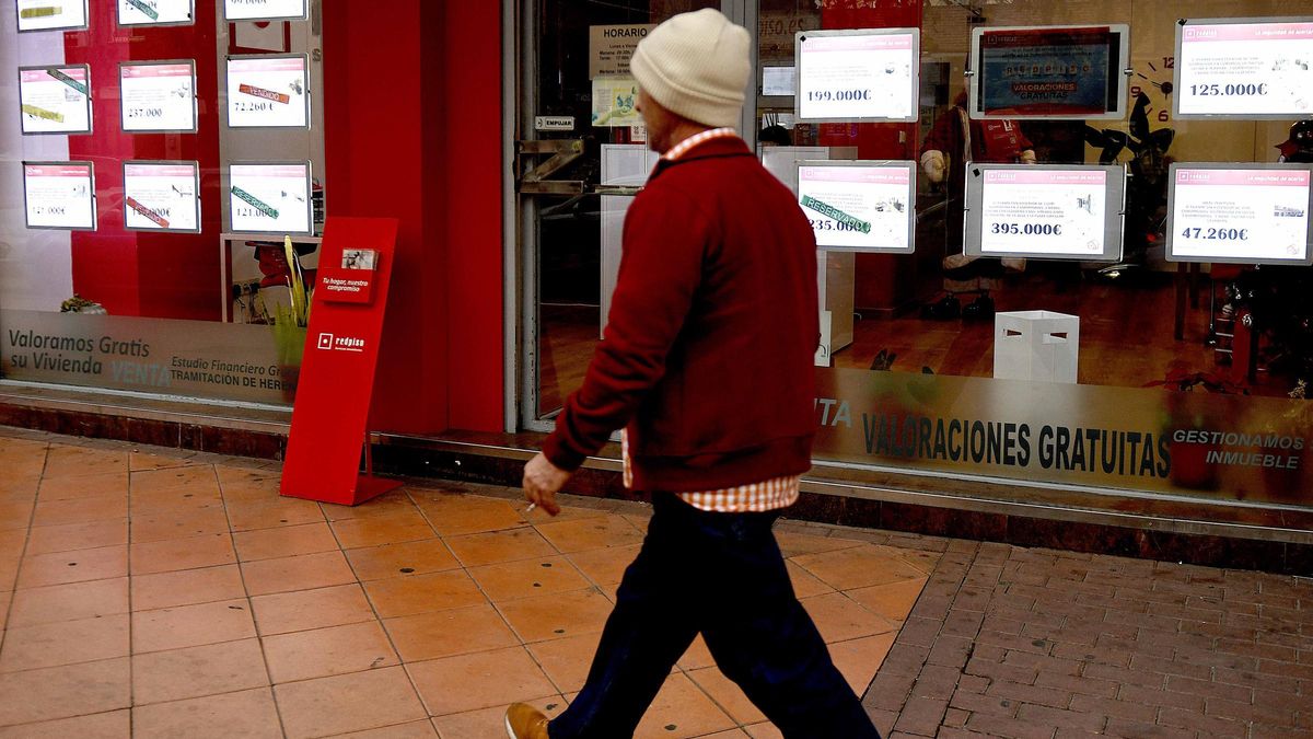 Un hombre pasa por delante de una inmobiliaria, en Murcia.